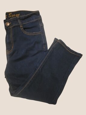 Seven7 Women's Navy Skinny Stretch Capris with Contrast Stitching.  NWOT